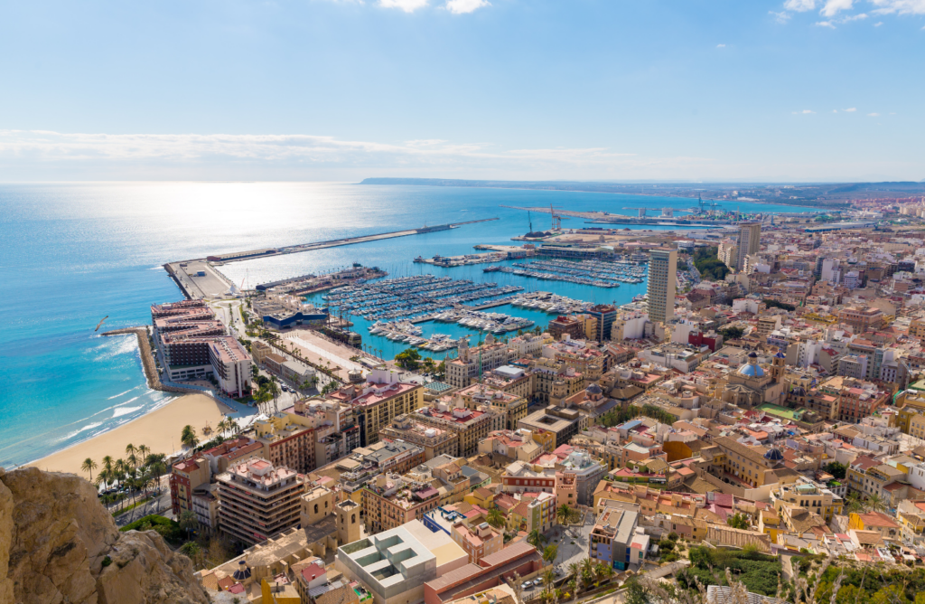 Een foto van de Spaanse stad Alicante