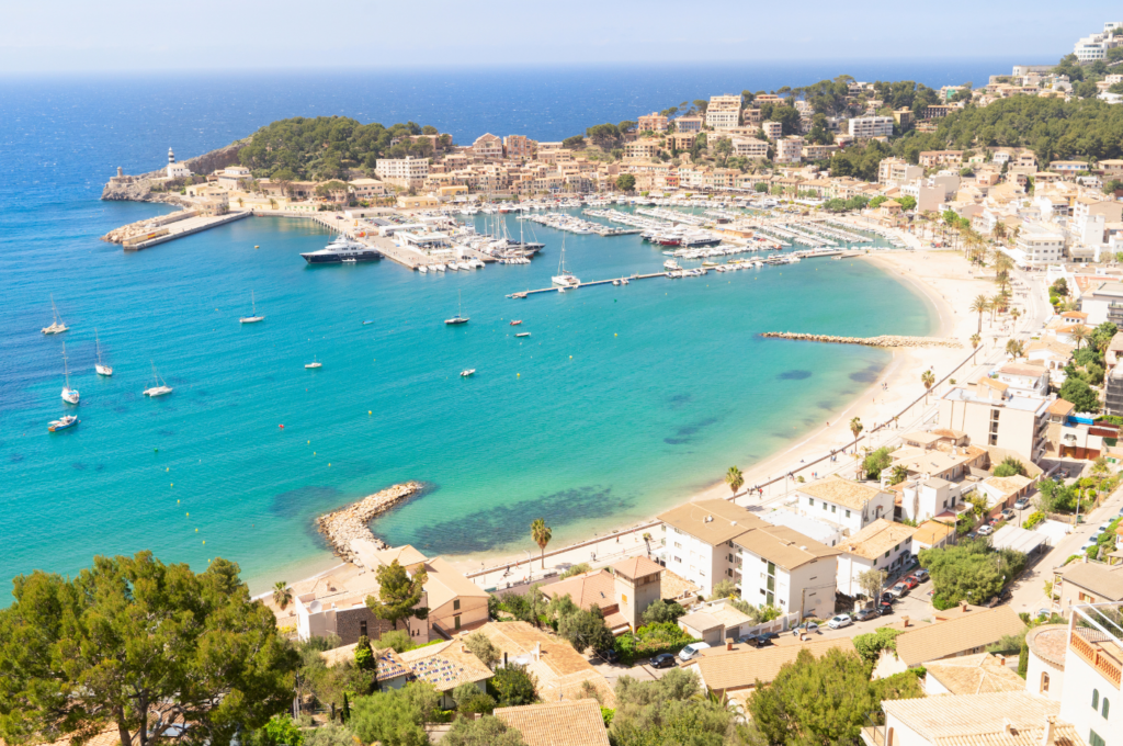 Een foto met huizen aan de zee in Spanje